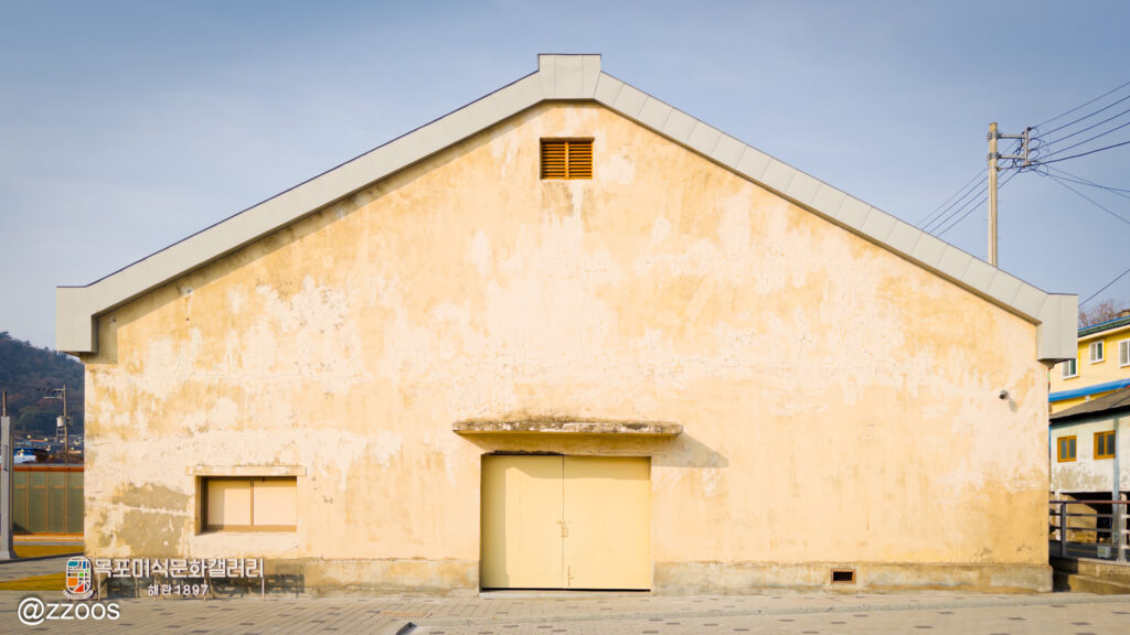 古い倉庫建物の正面