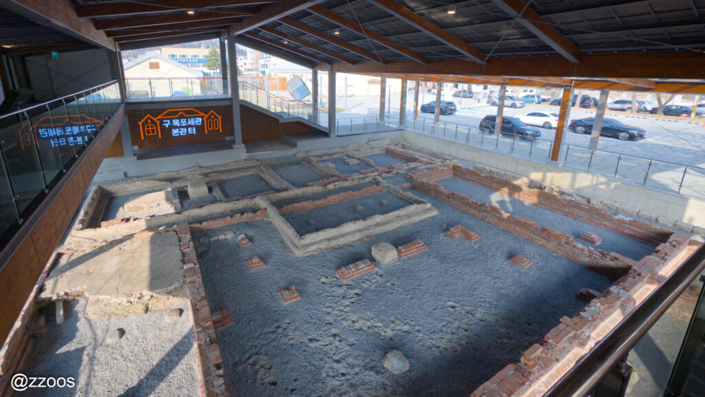 古いレンガ建物の基壇だけが残った姿