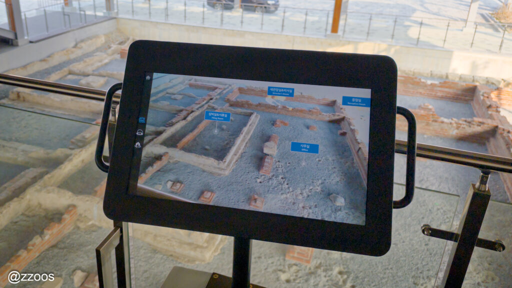 タブレットに映る映像をARで説明している様子