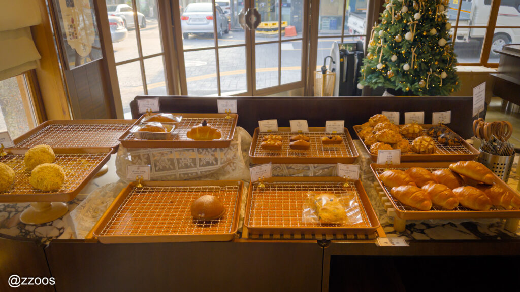 ファシン連鎖店の内部にあるパンの陳列棚