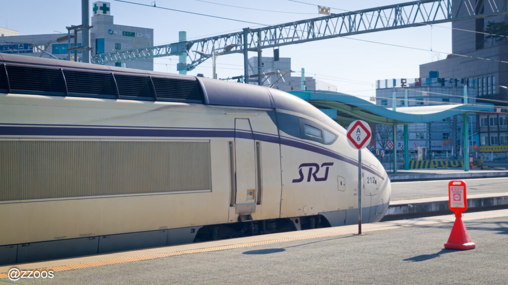 木浦駅のホームに停車しているSRT