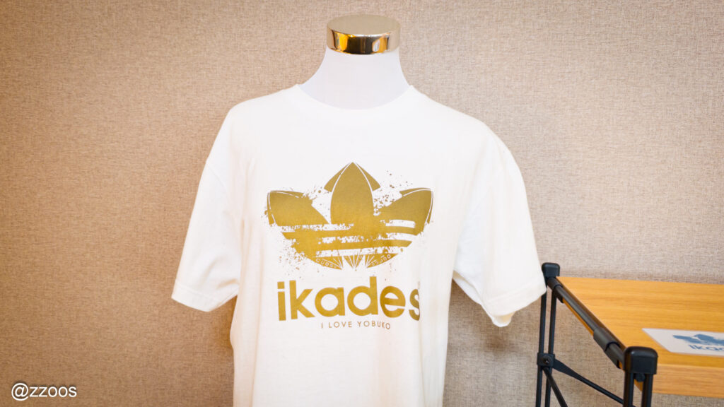 ikades と書いてあるTシャツ
