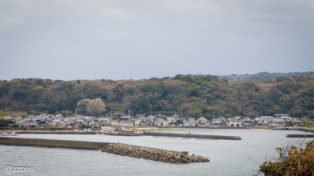 海の向こうに見える小さな漁村