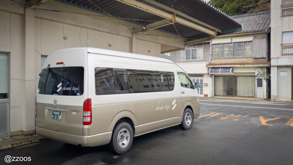 「showa taxi」と書かれているワゴン車