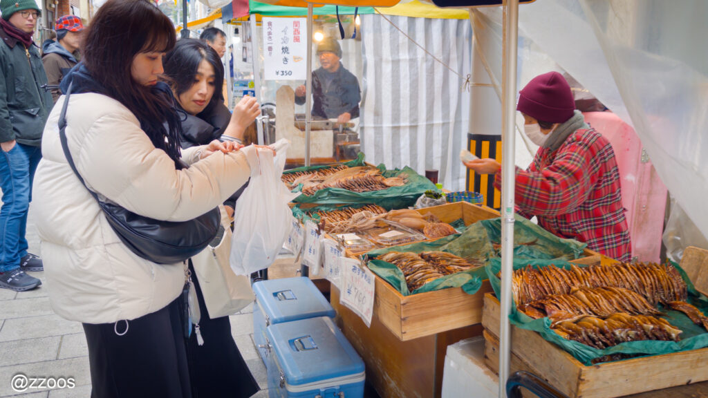 干しイカと干しアジを売っている様子