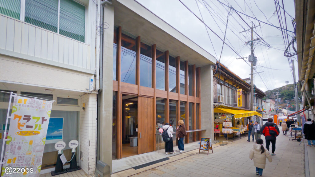 呼子朝市の中にある現代的な建物