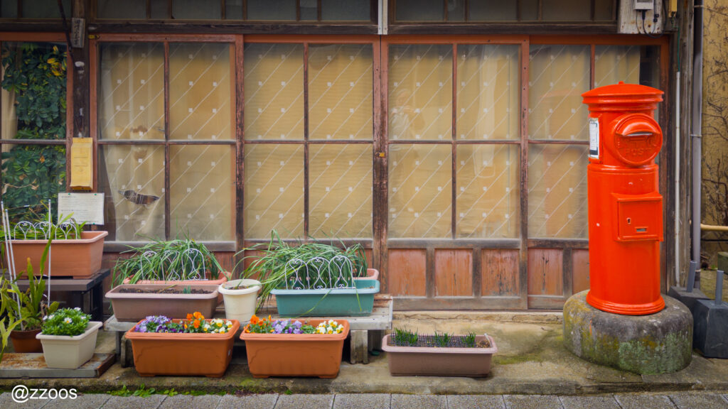 呼子の路地で見つけた赤いポスト