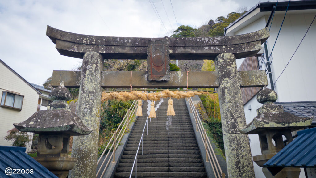 五神社の階段前の鳥居