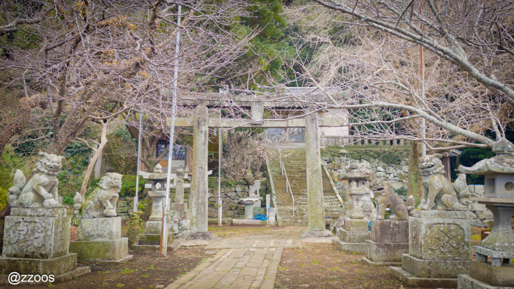 五神社の階段上の鳥居と石灯籠