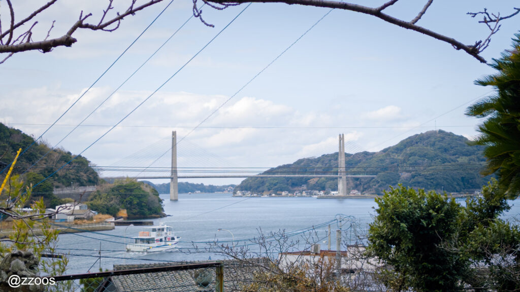神社の庭から見える呼子大橋