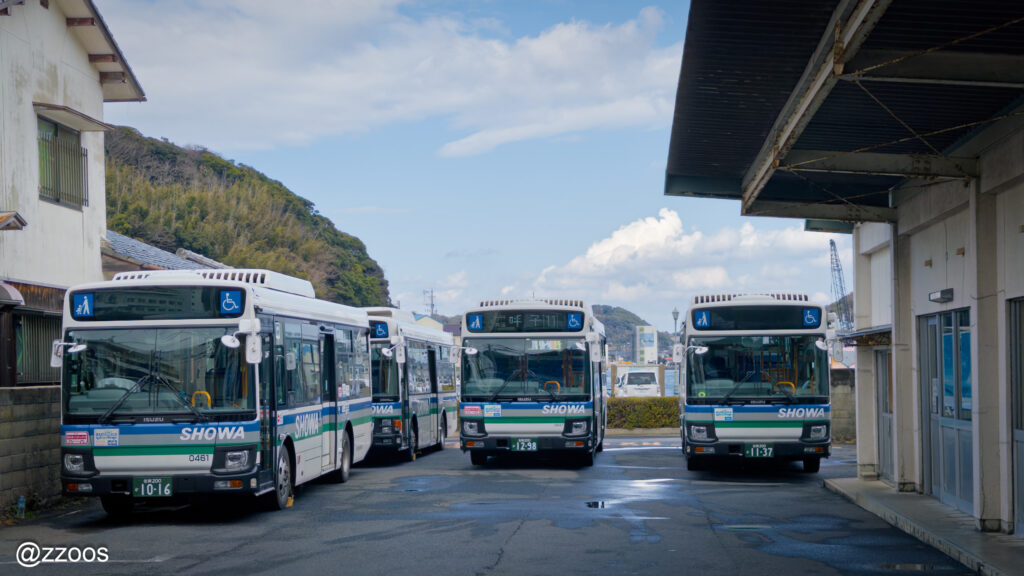 呼子バスターミナルで出発を待っているバスたち