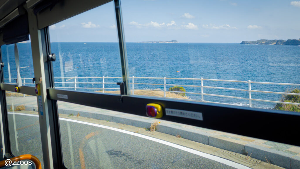 バスの窓の外に見える波戸岬の海