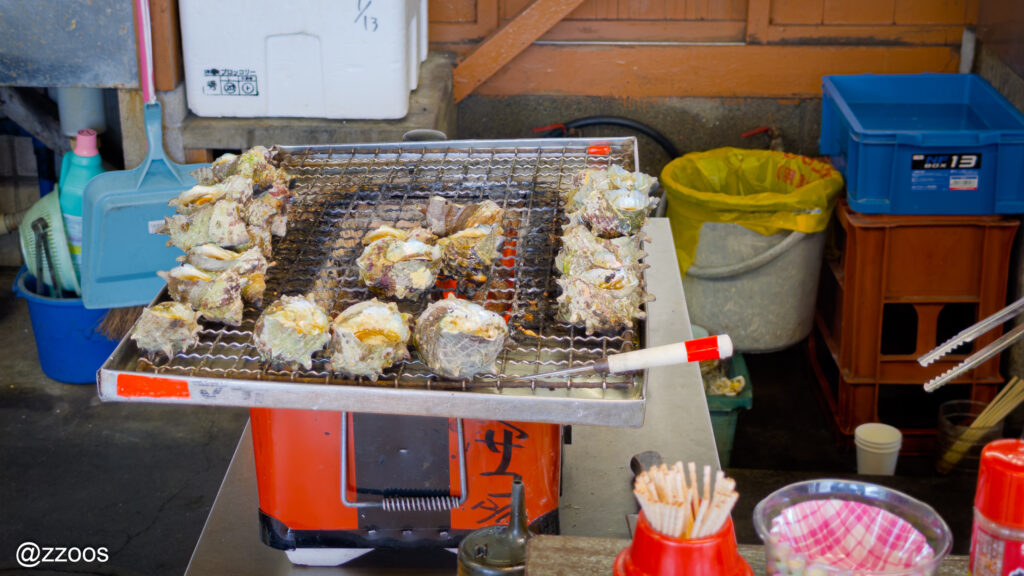 サザエを焼いてくれているおばさん。