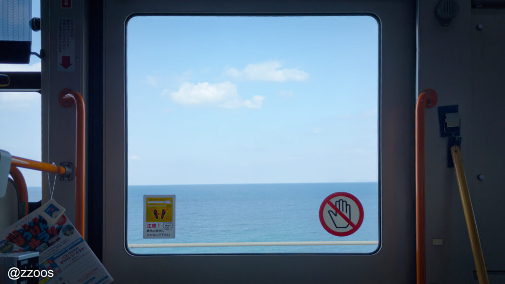 海が見えるバスの窓の外