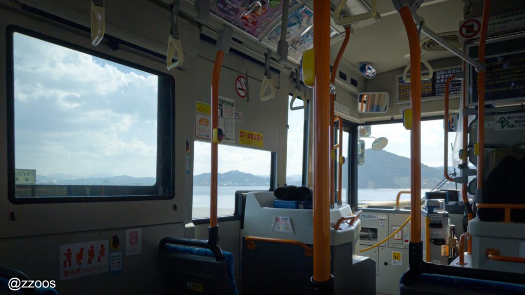 海沿いを走るバスの風景