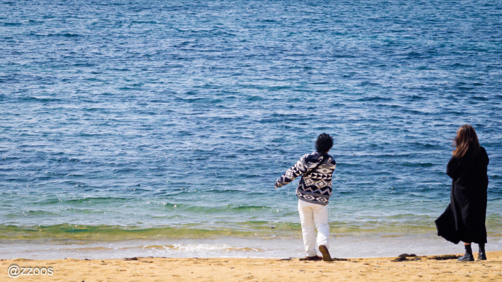 The winter sea and couples.