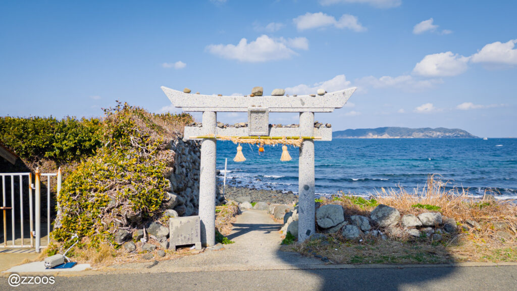 A torii standing while facing the sea.
