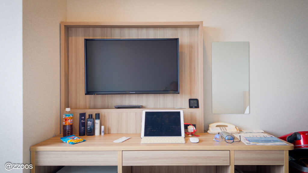 広めの客室のテーブルにまとめた荷物