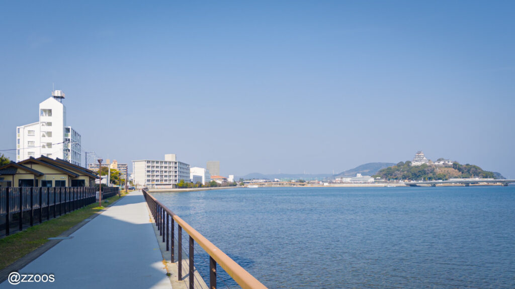 松浦川に沿ってきれいに整備された散歩道。