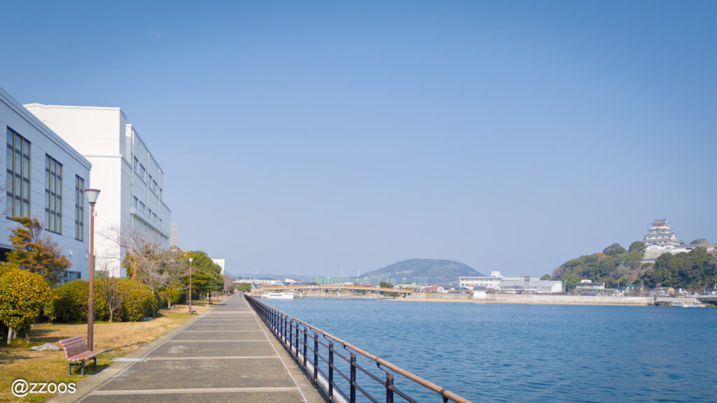 松浦川に沿ってきれいに整備された散歩道。