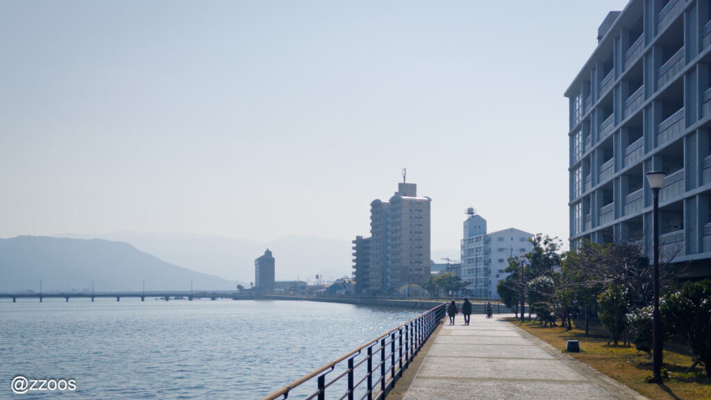 松浦川に沿ってきれいに整備された散歩道。