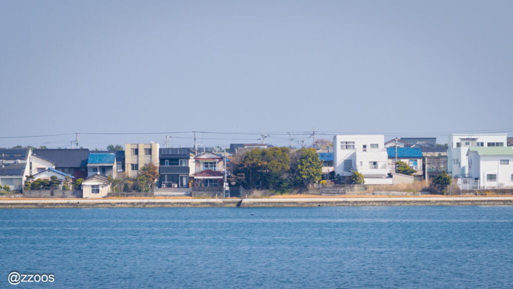 川沿いに唐津の住宅が見える。