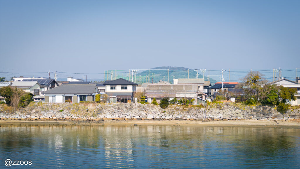 川沿いに唐津の住宅が見える。