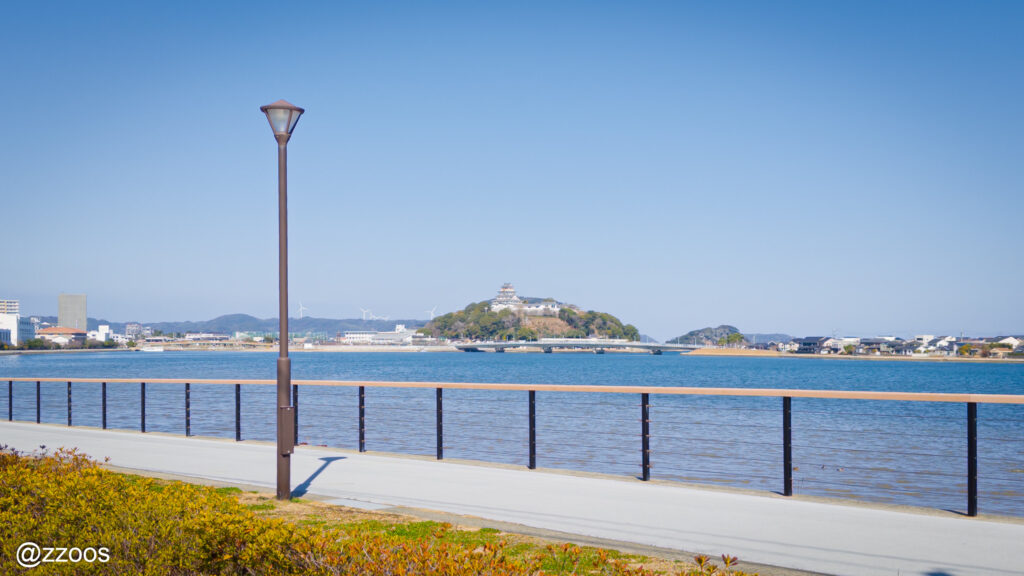 散歩道から見た唐津城。