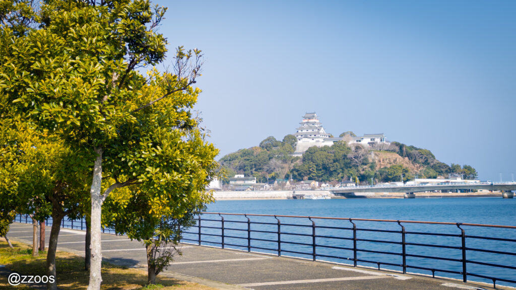 散歩道から見た唐津城。