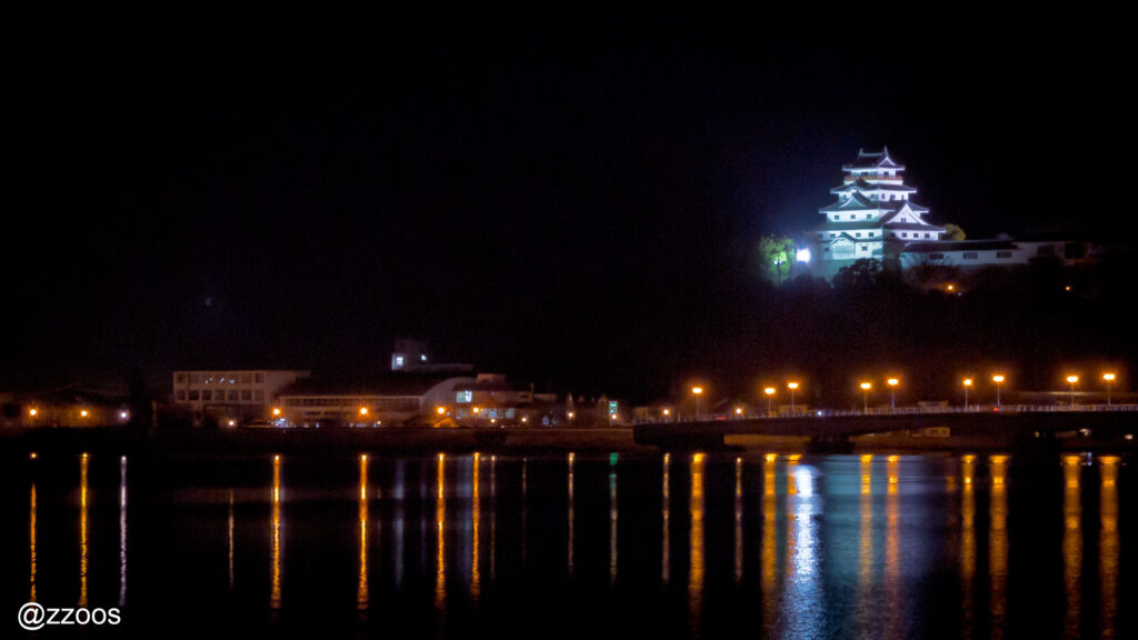 唐津城と松浦川の静かな夜景。