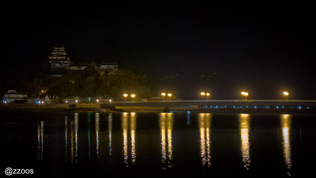 唐津城と松浦川の静かな夜景。