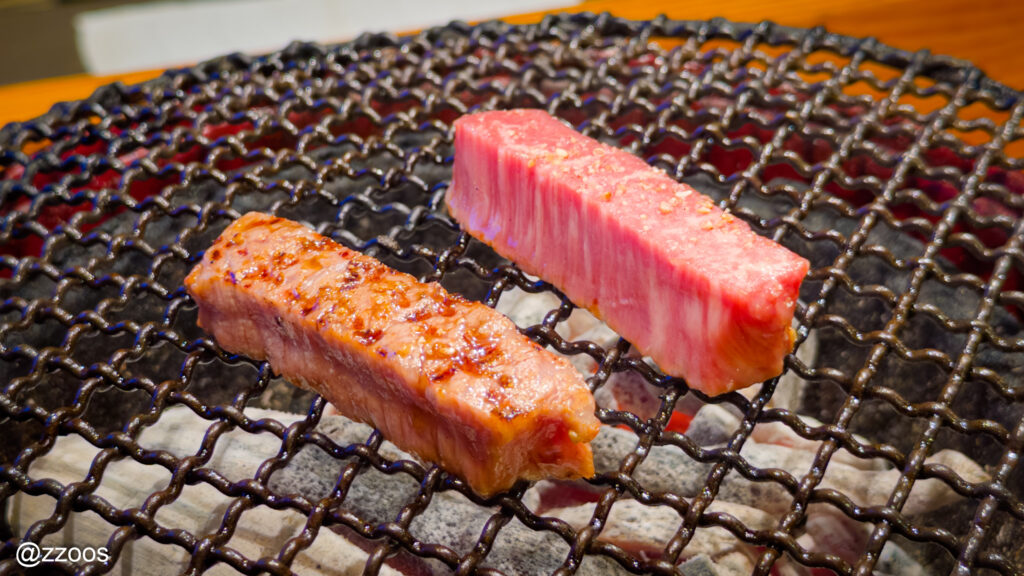 炭火で焼かれる和牛