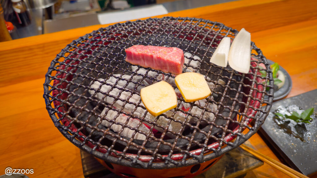 炭火で焼かれる和牛