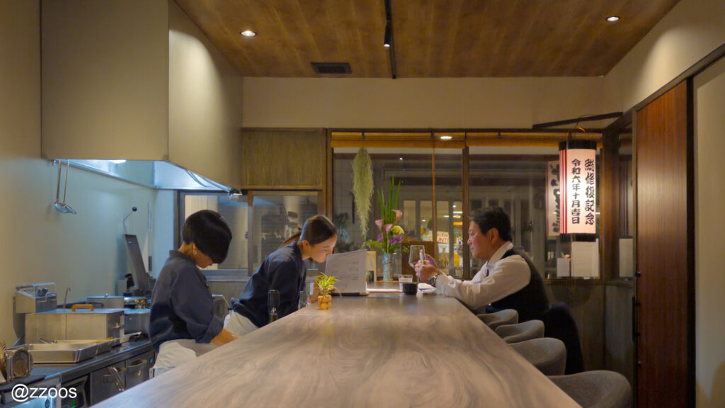 唐津ごずこんの店員と客