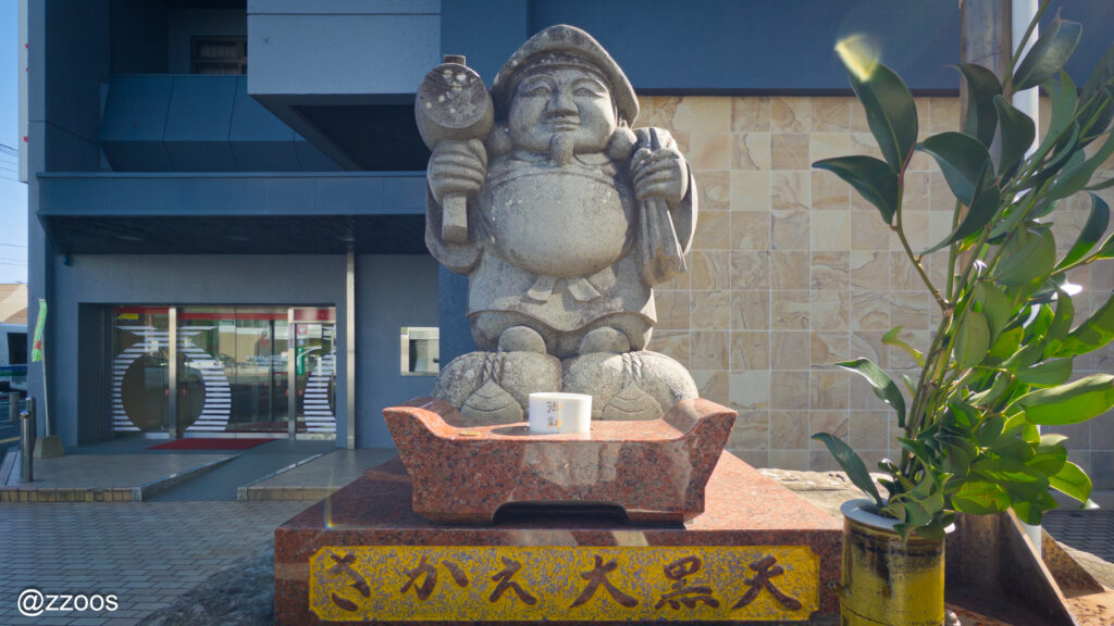 Daikokuten standing at the entrance of Nakamachi