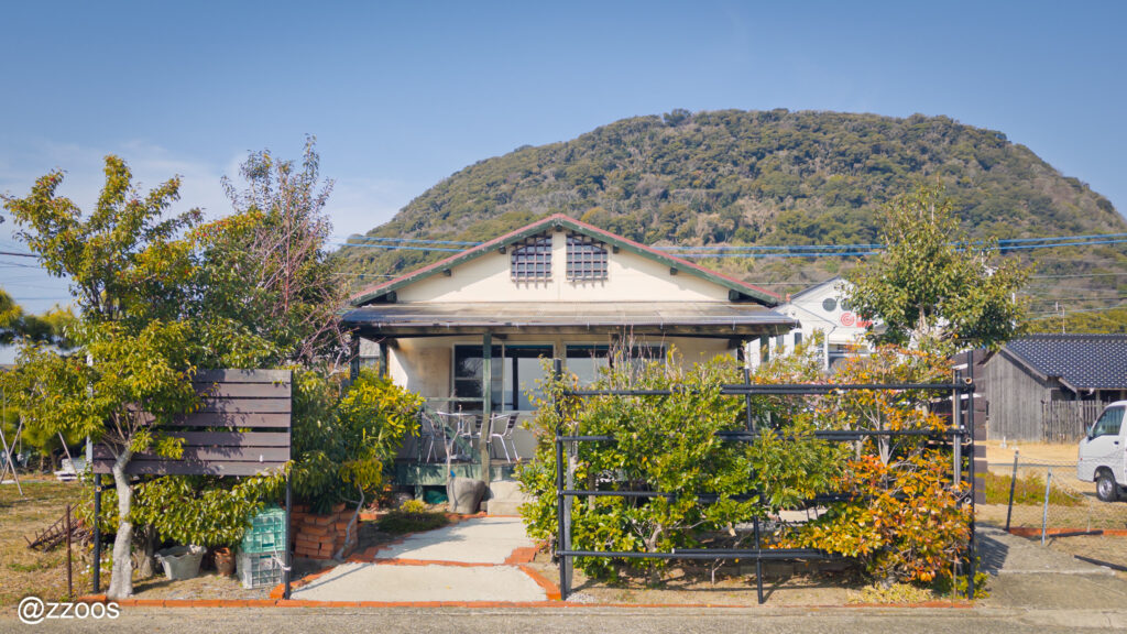 A small house that looks like a café