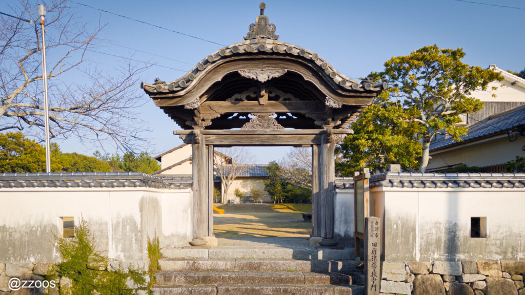 旧唐津藩の藩校の中門
