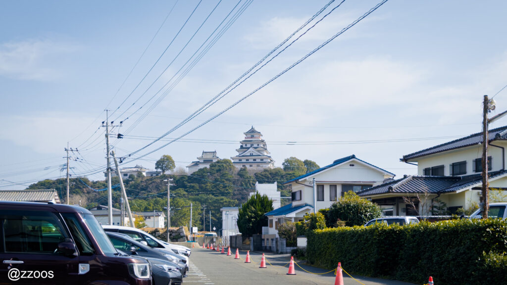 The tenshukaku of Karatsu Castle seen on the hill.