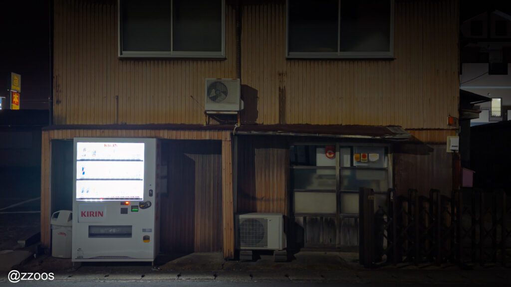 A vending machine in a residential area in Funamiyamachi.