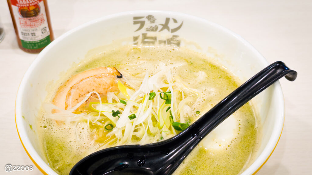 バジルソースで緑色になったラーメンジェノバのスープ。