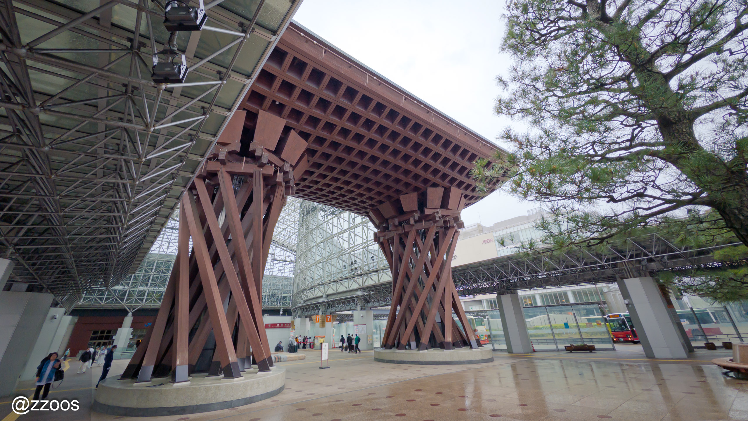 Tsuzumi-mon Gate and Motenashi Dome at Kanazawa Station in the rain