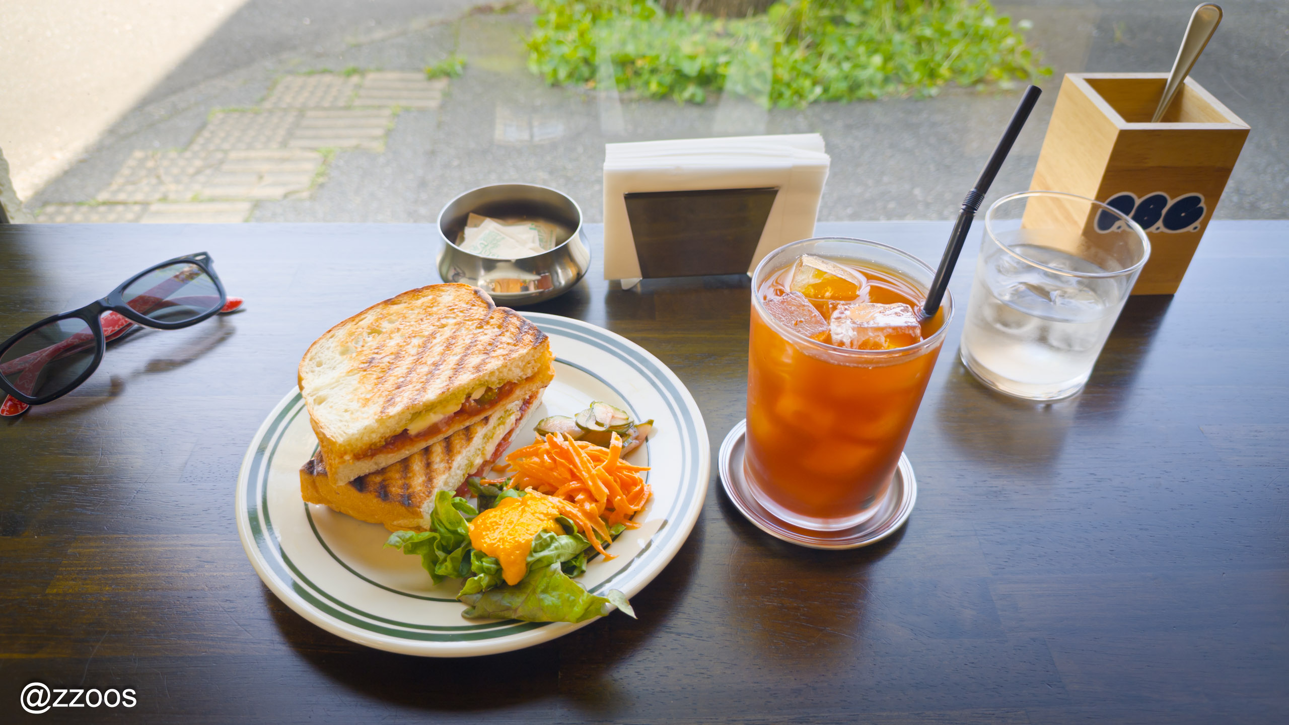 POP BY COFFEEのモッツァレラトマトサンドとアイスアメリカーノ