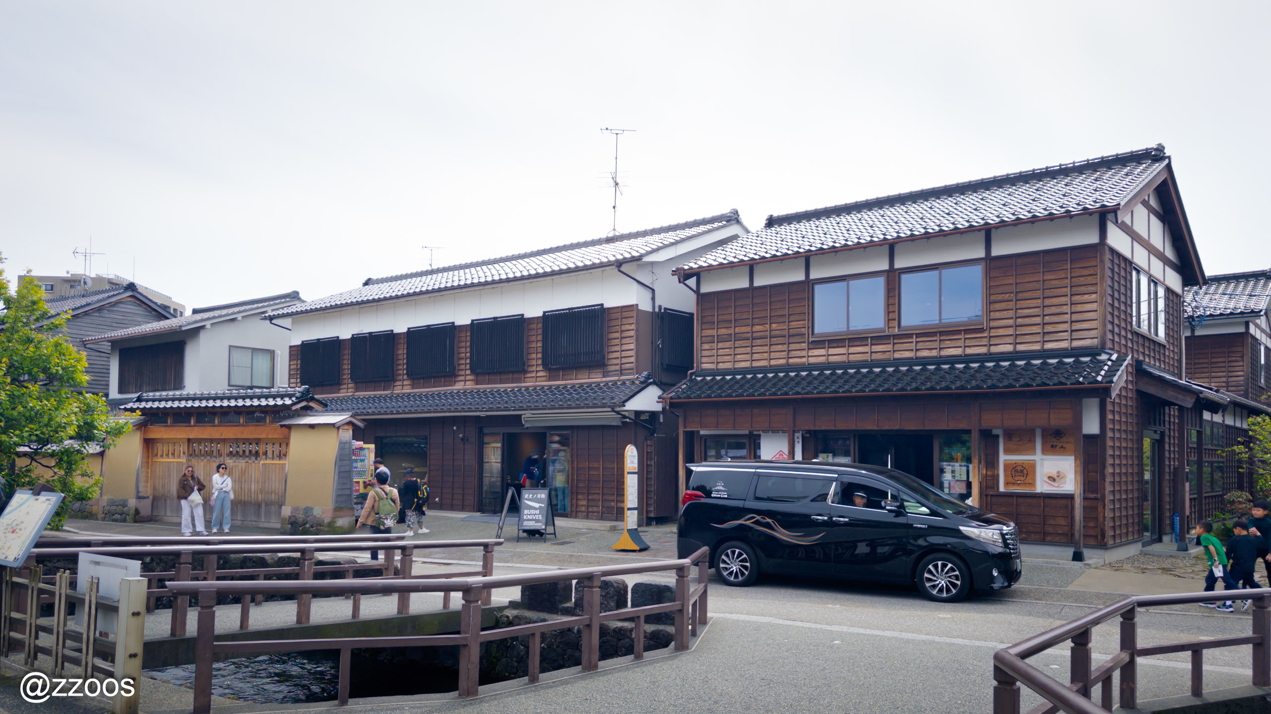 金沢・長町の用水路対岸にあるみやげ物店