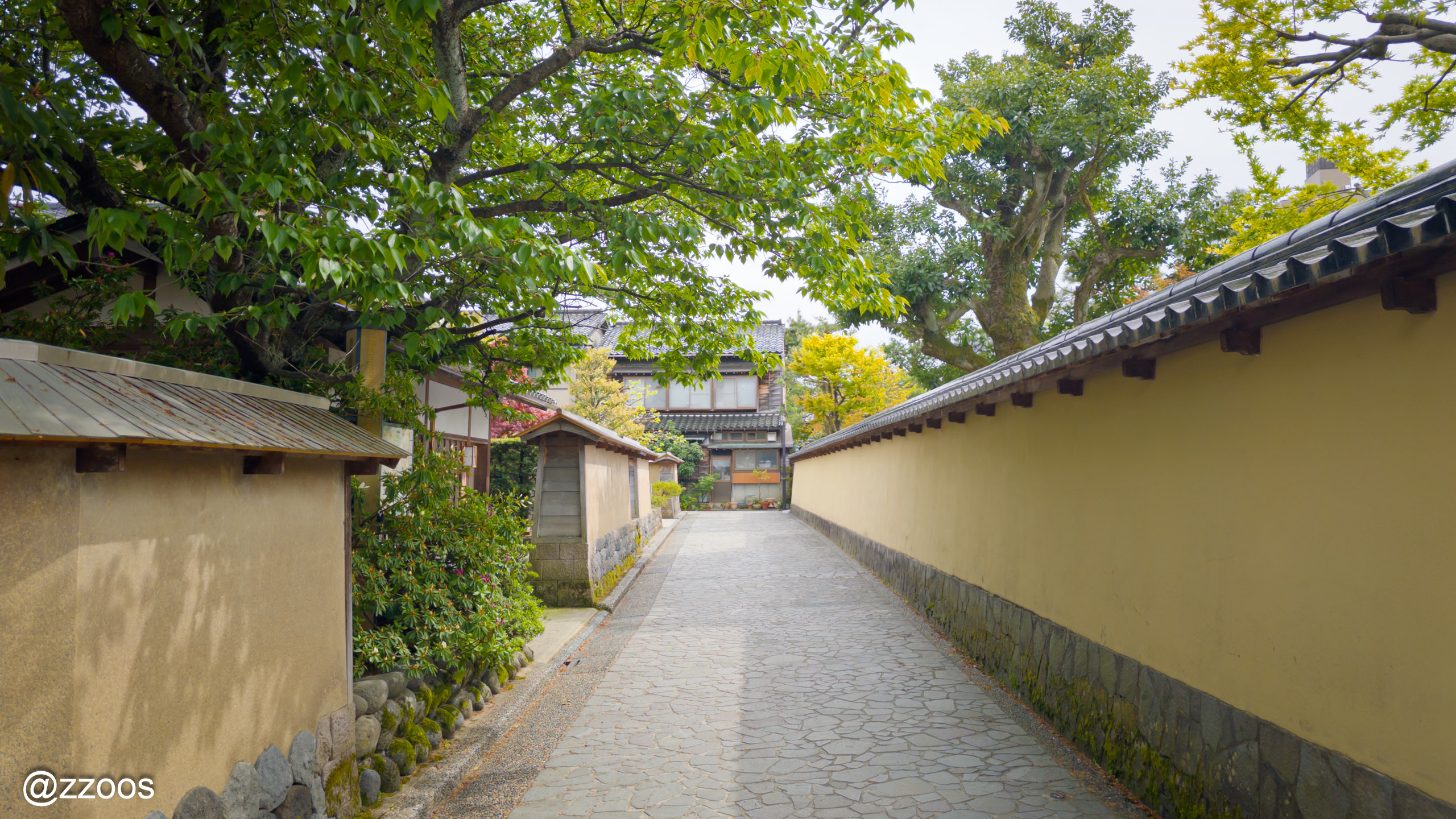 金沢・長町に続く長い塀