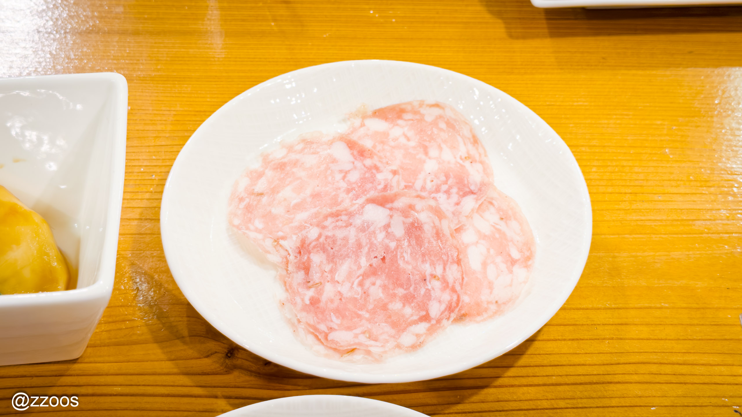 IL MAREの明るいピンク色のサラミ