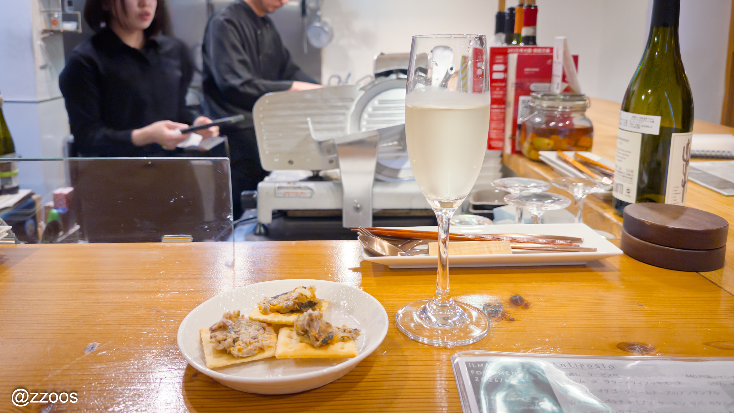 IL MAREのスパークリングワインと軽いカナッペ