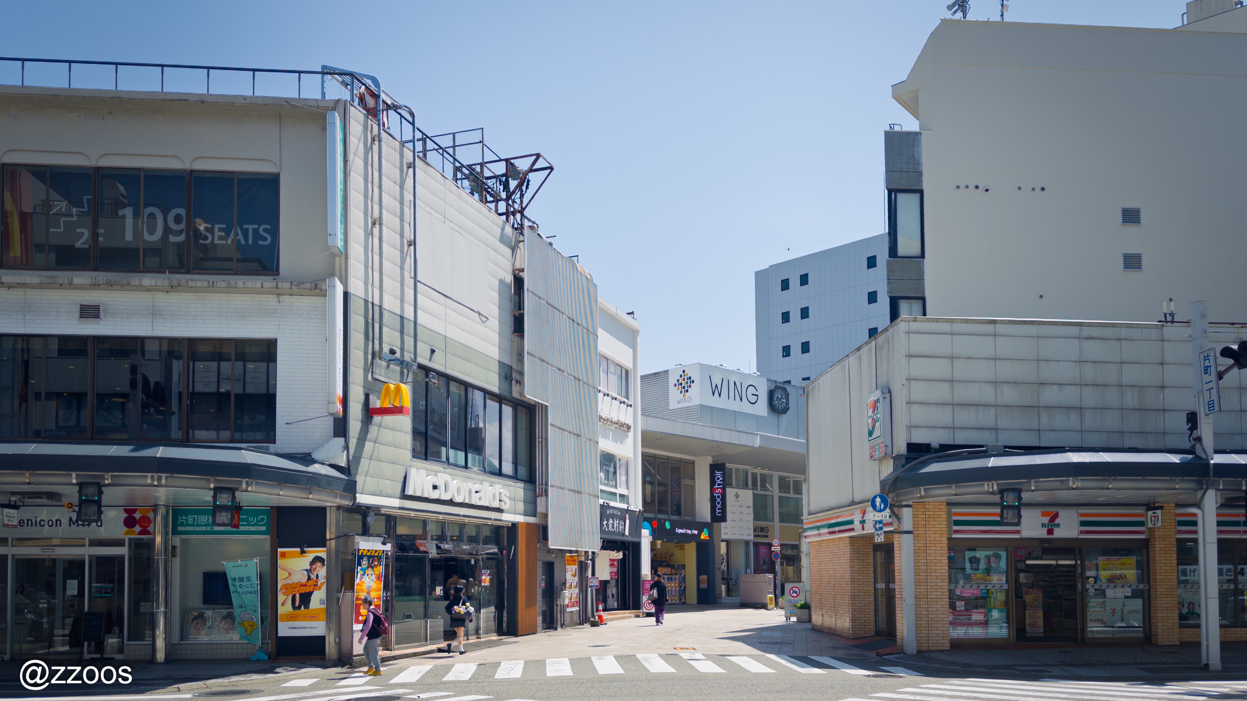 金沢・片町、キラら前のバス停の風景