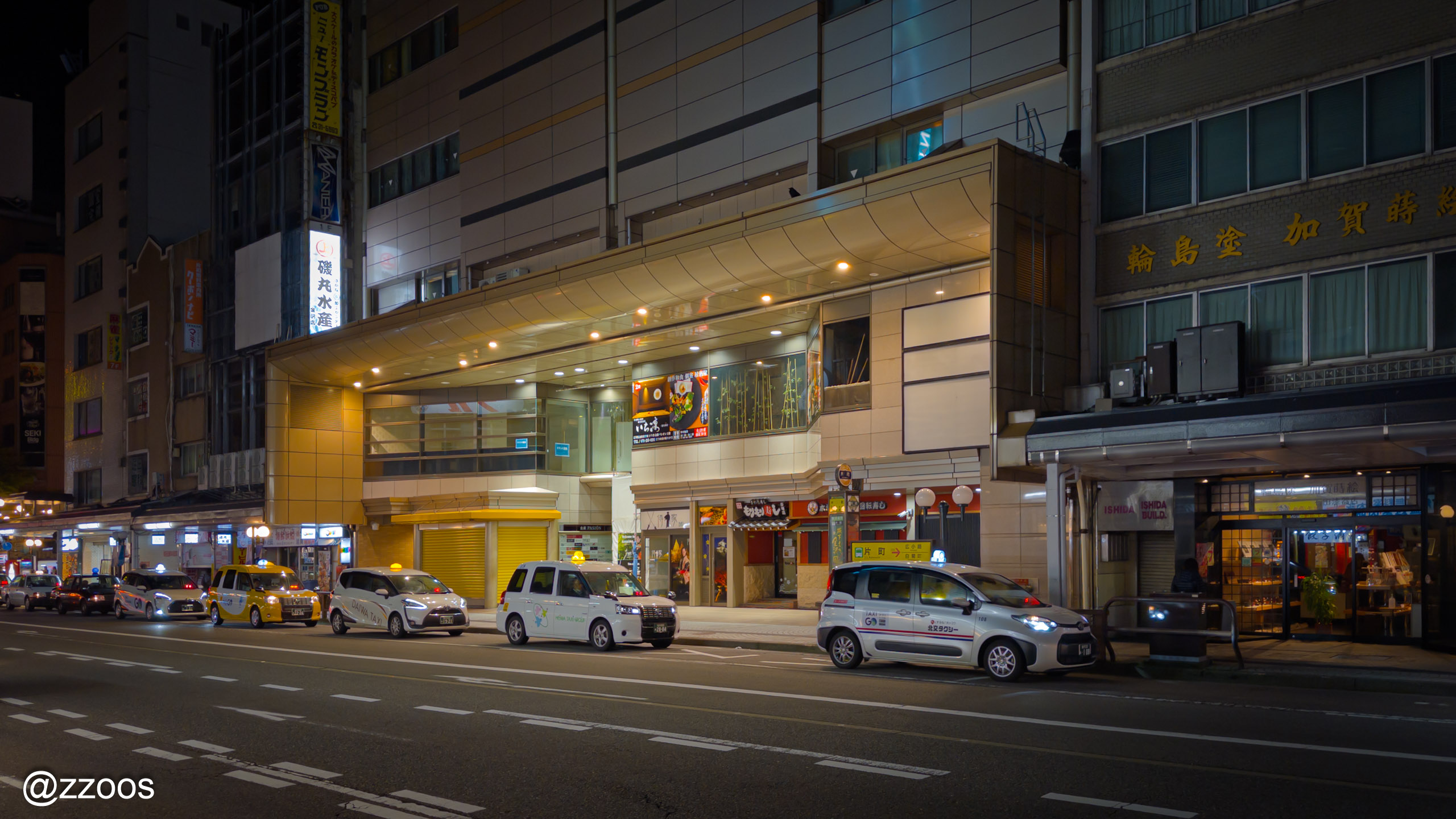 金沢・深夜の片町でタクシーが客待ちをしている風景
