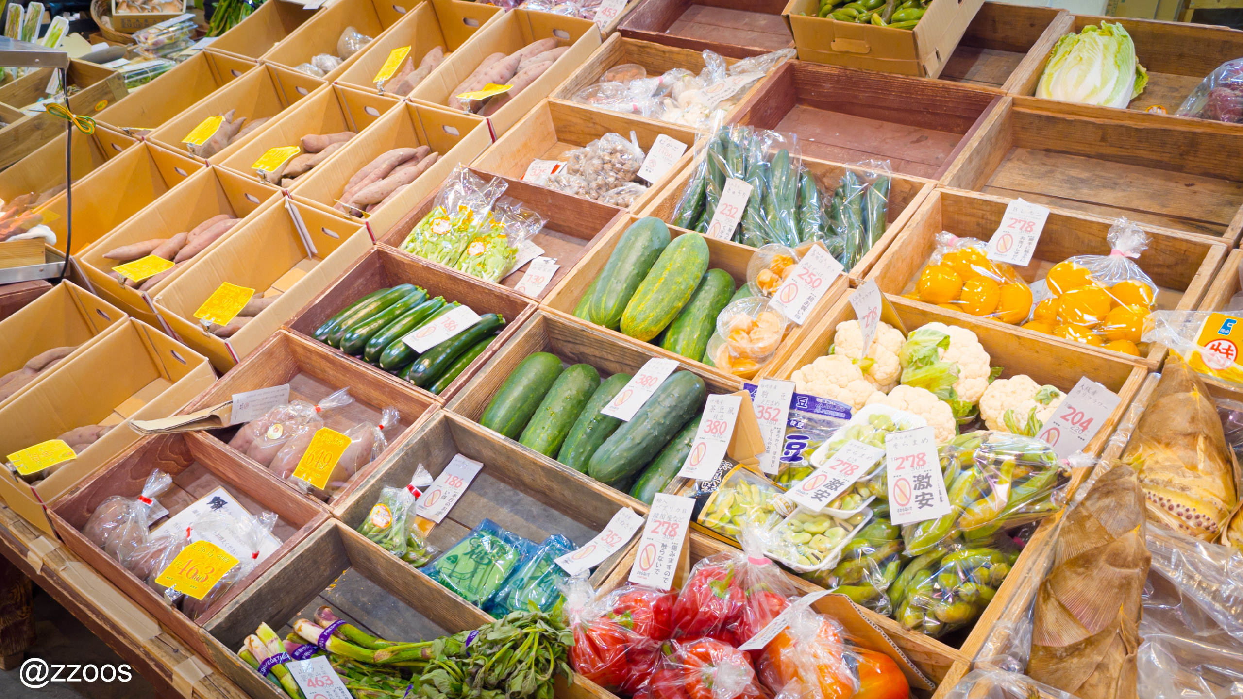 近江町市場の野菜店に並ぶさまざまな旬の野菜