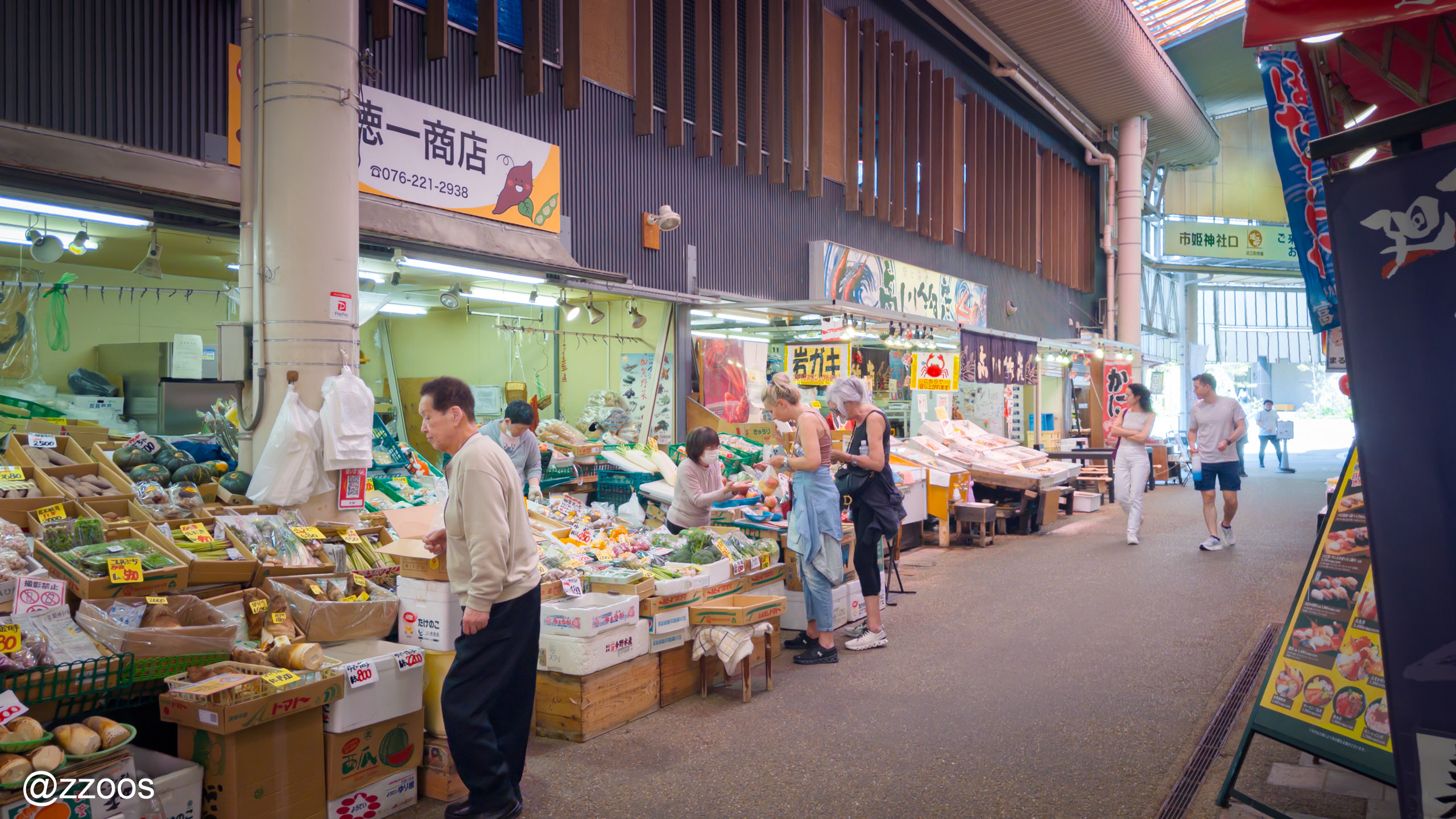 近江町市場の路地に見える外国人観光客たち